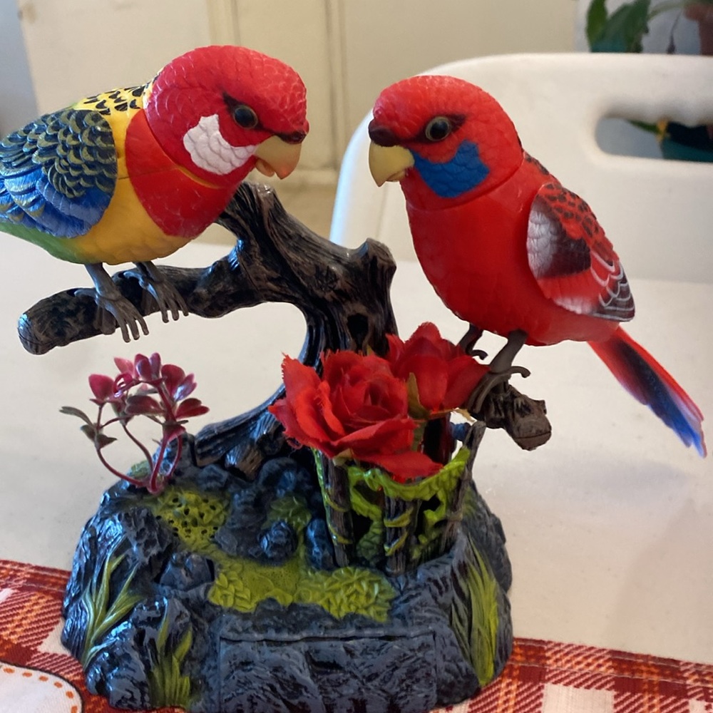 Mimicking parakeets, comes with three AA batteries not included, repeat . - Picture 2 of 2